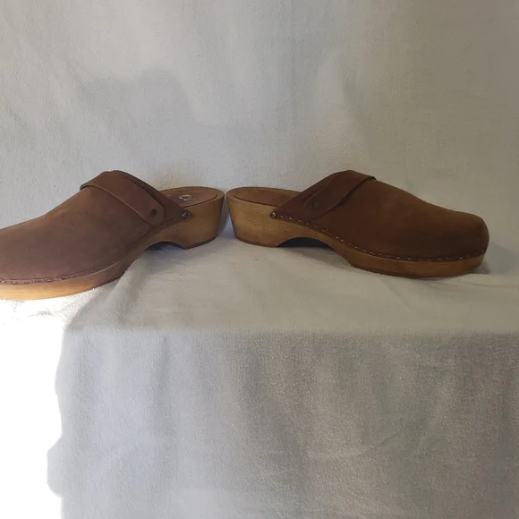M&C Womens Brown Tan Clogs Suede Size 39 (US 8.5) Made In Spain Buckle Wood Heel - Picture 11 of 15